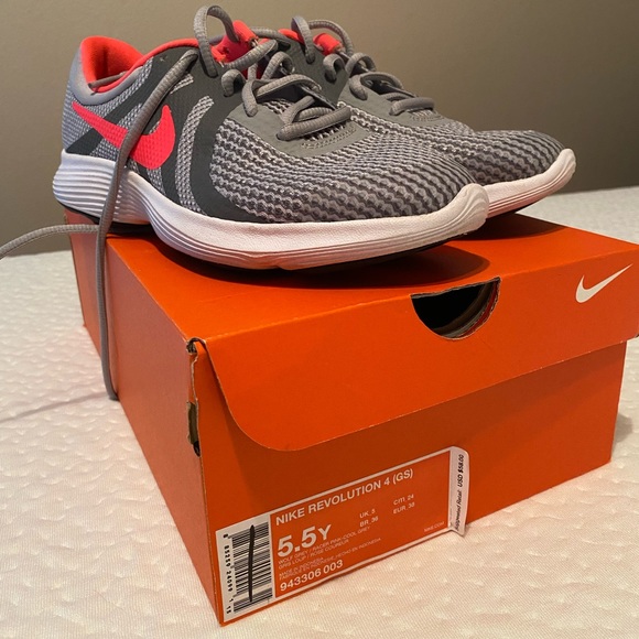 Nike - Revolution 4 (GS) | Size: 5.5 Y | Grey & Pink - Picture 2 of 3